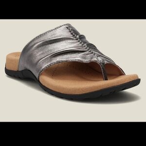 Taos Gift 2 Sandal, Flip-flop, Pewter Metallic, Women's Size 6,‎ Arch Support